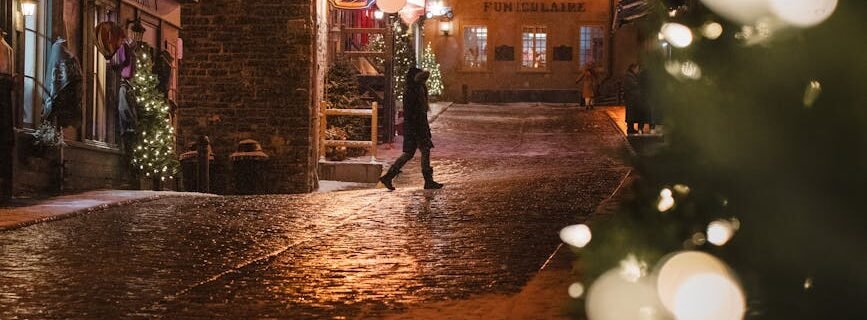 vieux quebec de nuit en automns hiver neige pluie